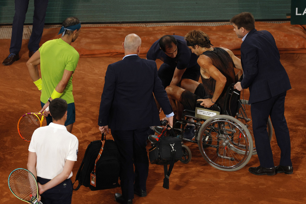 Zverev bỏ cuộc vì chấn thương, Nadal vào chung kết Roland Garros 2022 - Ảnh 5.