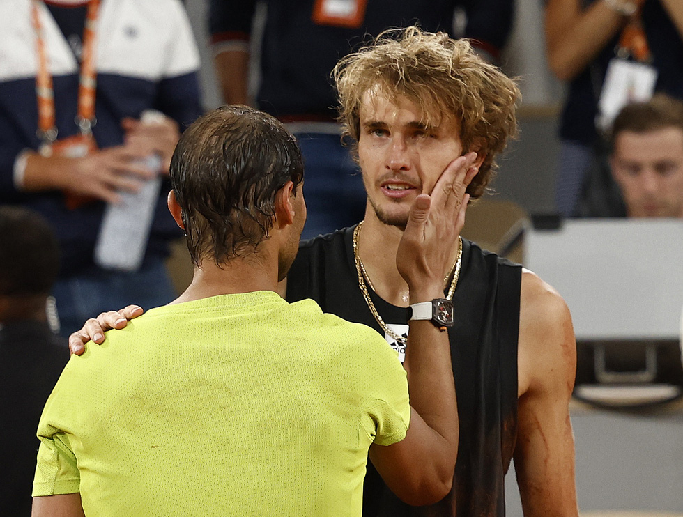 Zverev bỏ cuộc vì chấn thương, Nadal vào chung kết Roland Garros 2022 - Ảnh 1.