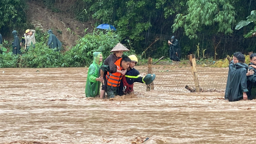 Phố núi Sơn La ngập nặng sau mưa lớn, xe cộ bơi trong nước - Ảnh 5.