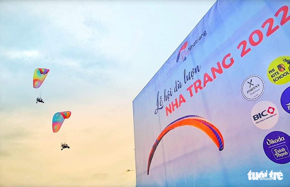 Hơn 80 vận động viên bay lượn giữa biển trời Nha Trang - Ảnh 1. Hơn 80 vận động viên bay lượn giữa biển trời Nha Trang - Ảnh 1.