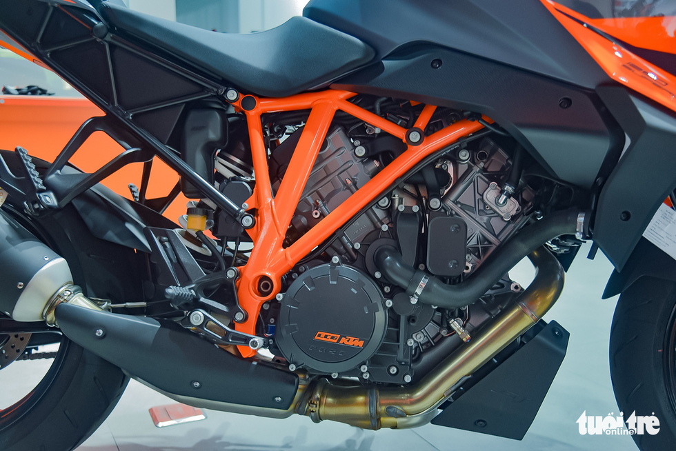 KTM Super Duke 1290 GT giá 900 triệu đồng, ngang ôtô hạng C tại Việt Nam - Ảnh 3.