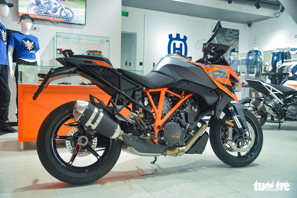 KTM Super Duke 1290 GT giá 900 triệu đồng, ngang ôtô hạng C tại Việt Nam - Ảnh 6.