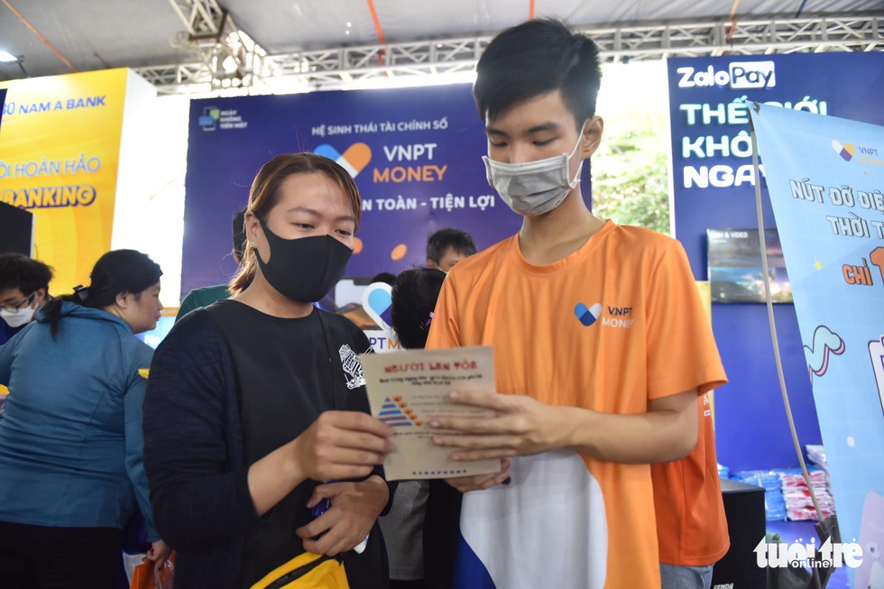 Chợ phiên Không tiền mặt: Cơ hội để bà con, công nhân tiếp cận những tiện ích mới nhất của xã hội - Ảnh 12. Chợ phiên Không tiền mặt: Cơ hội để bà con, công nhân tiếp cận những tiện ích mới nhất của xã hội - Ảnh 12.
