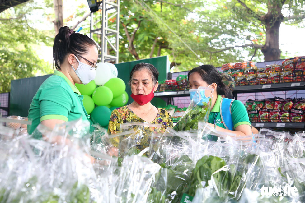 Bất ngờ quy mô gian hàng, không gian trải nghiệm và lượng quà tặng khủng ở chợ phiên Không tiền mặt - Ảnh 19.