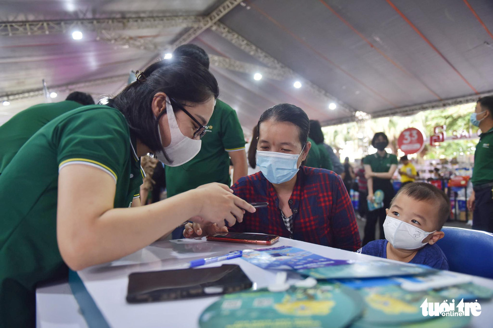 Bất ngờ quy mô gian hàng, không gian trải nghiệm và lượng quà tặng khủng ở chợ phiên Không tiền mặt - Ảnh 24.