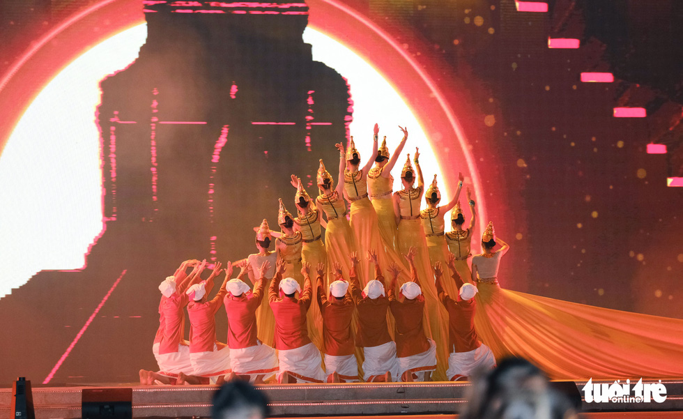 Pháo hoa rực rỡ trong đại nhạc hội hơn 20.000 khán giả tại Đà Nẵng - Ảnh 7.