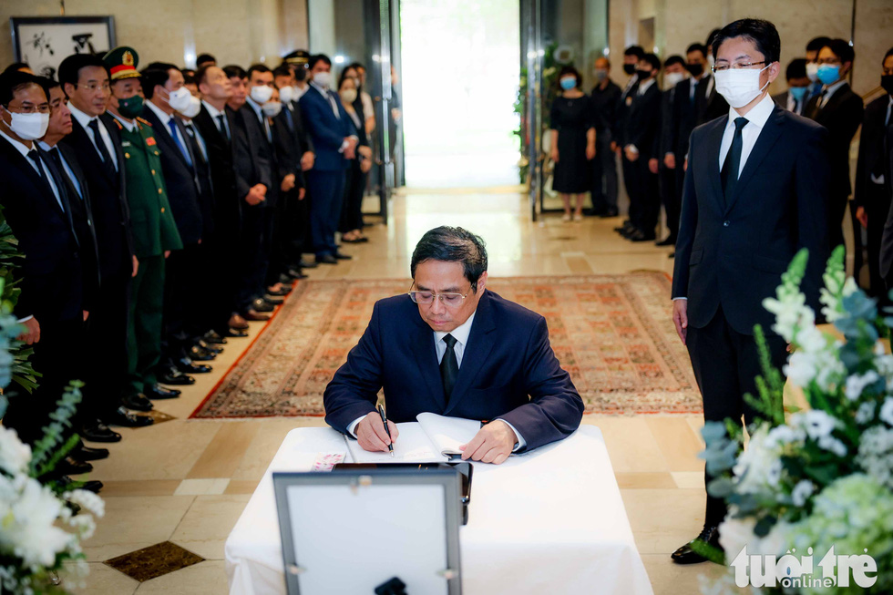 Thủ tướng Phạm Minh Chính viếng cố thủ tướng Nhật Abe Shinzo tại Hà Nội - Ảnh 1.