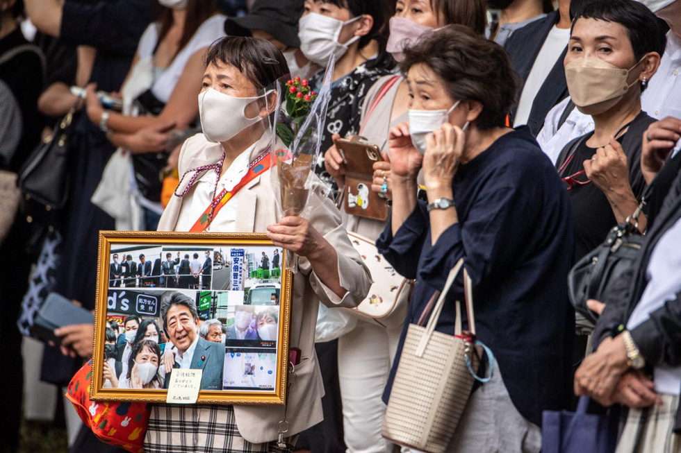 Tang lễ cố thủ tướng Abe ở Nhật: Người dân xếp hàng dài dâng hoa, tiếc thương - Ảnh 5.