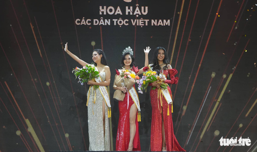Nông Thúy Hằng - cô gái dân tộc Tày - đoạt vương miện Hoa hậu các dân tộc Việt Nam 2022 - Ảnh 2.