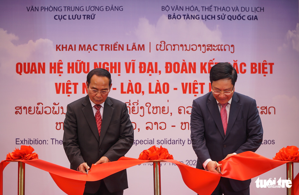 Hiểu hơn về tình hữu nghị Việt - Lào qua triển lãm kỷ niệm 60 năm ngày thiết lập quan hệ ngoại giao - Ảnh 1.
