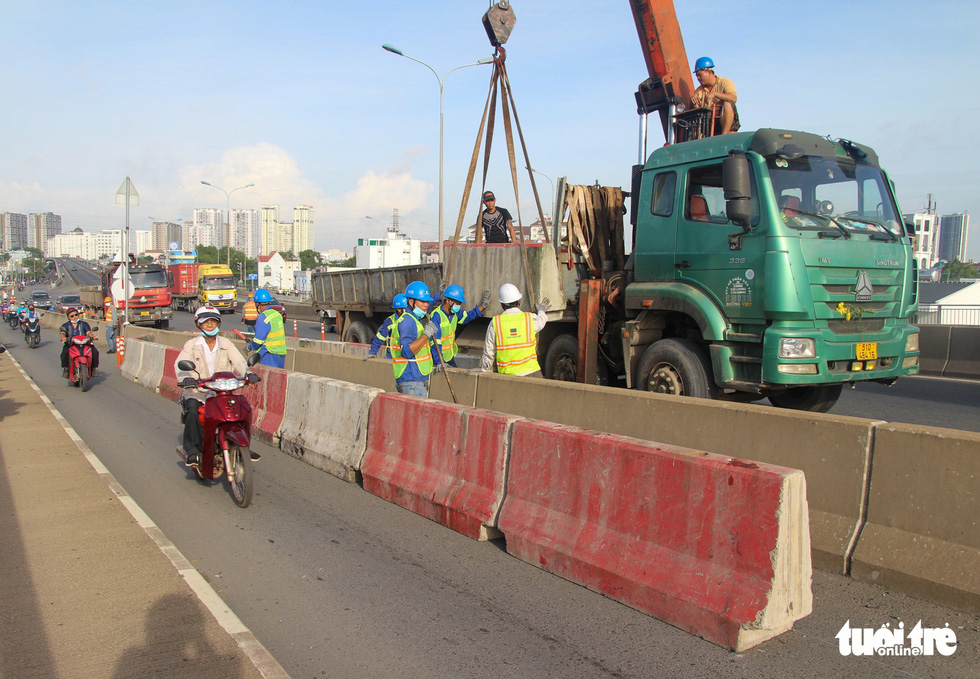 Ngày đầu sửa cầu Phú Mỹ: Xe cộ bò từ quận 7 đi hướng Thủ Đức - Ảnh 2.