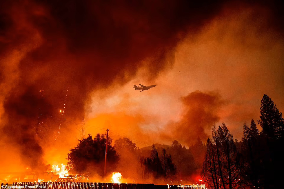 Cháy rừng kinh hoàng ở California, hơn 10.000 người sơ tán - Ảnh 2.
