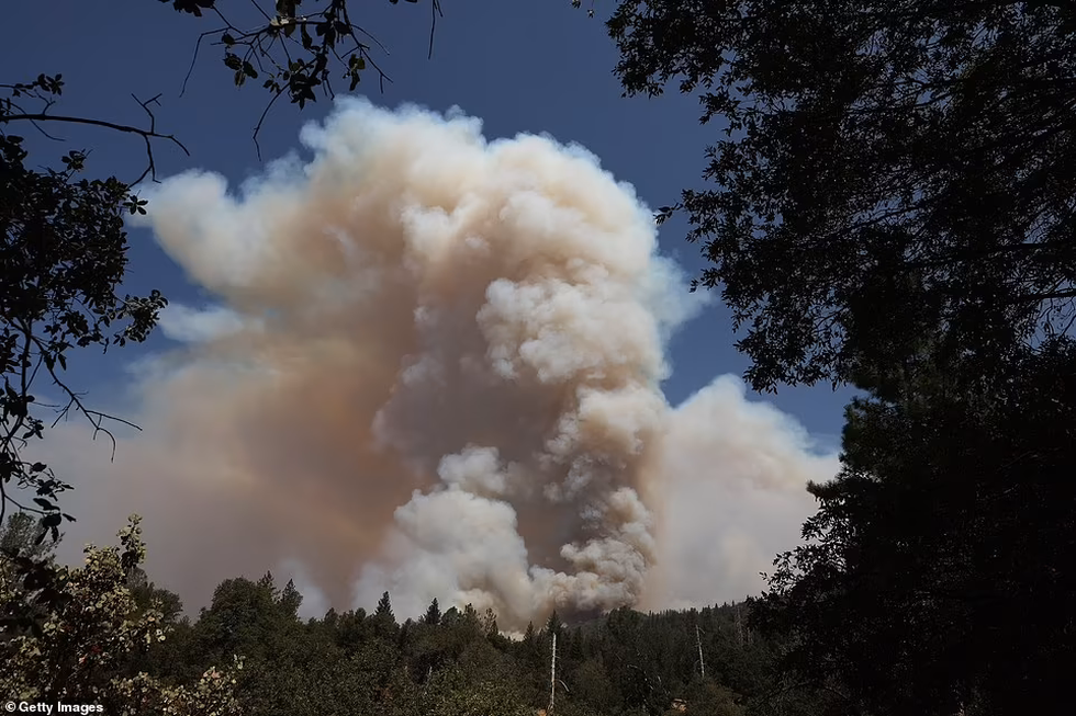Cháy rừng kinh hoàng ở California, hơn 10.000 người sơ tán - Ảnh 9.
