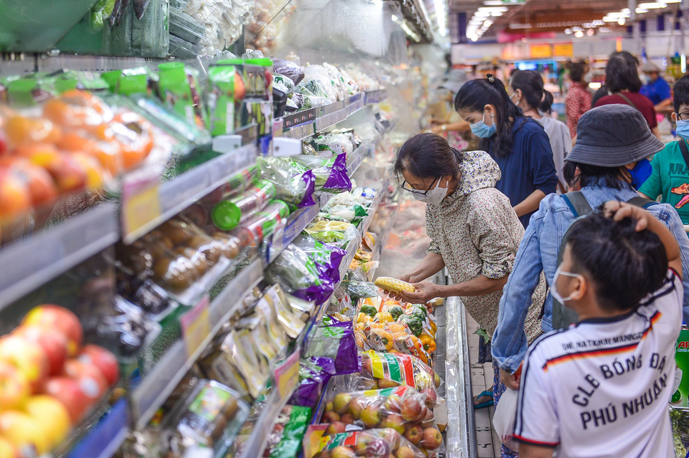 Giá cả hằng ngày 26-7: Giá thực phẩm tươi sống siêu thị giảm; rau củ chợ TP.HCM tăng trở lại - Ảnh 1.