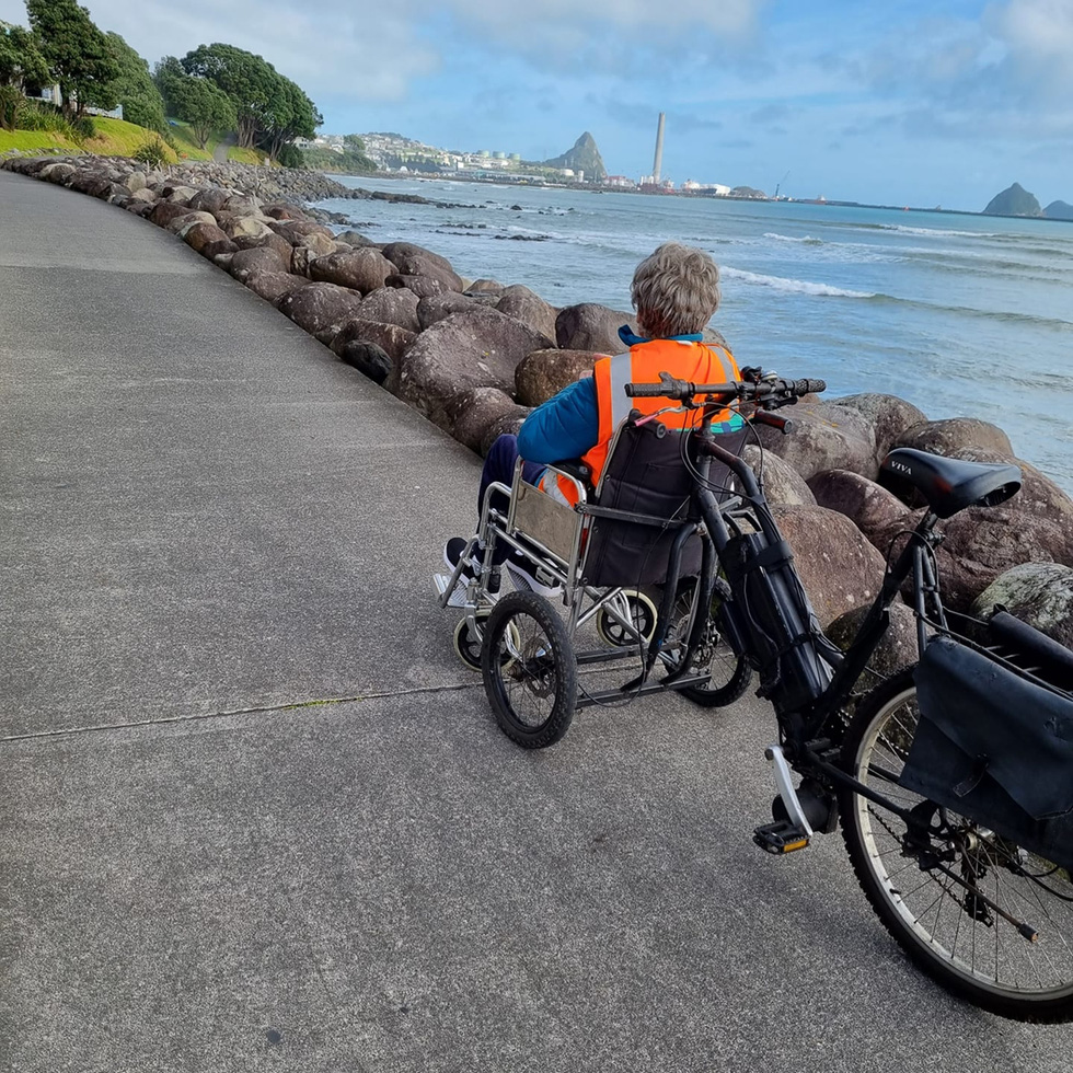 Cụ ông 79 tuổi chế xe đạp điện lai xe lăn chở vợ đi dạo - Ảnh 3.