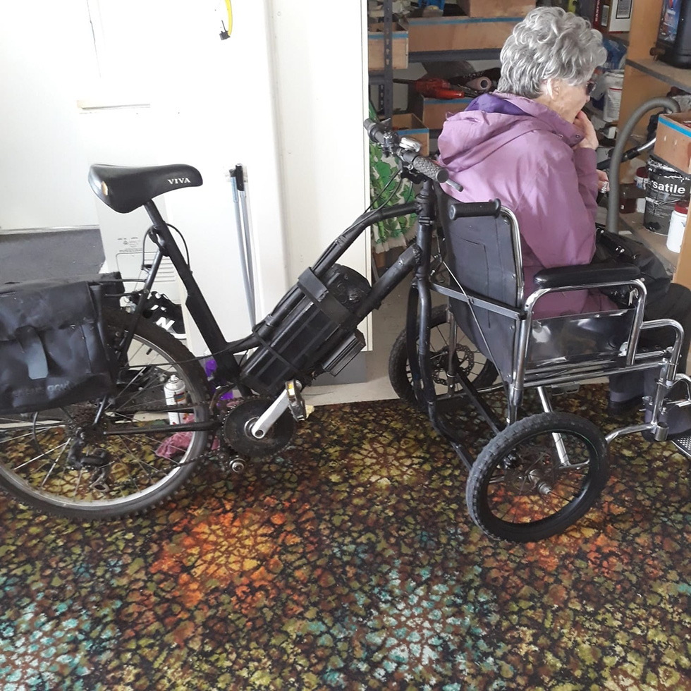 Cụ ông 79 tuổi chế xe đạp điện lai xe lăn chở vợ đi dạo - Ảnh 6.