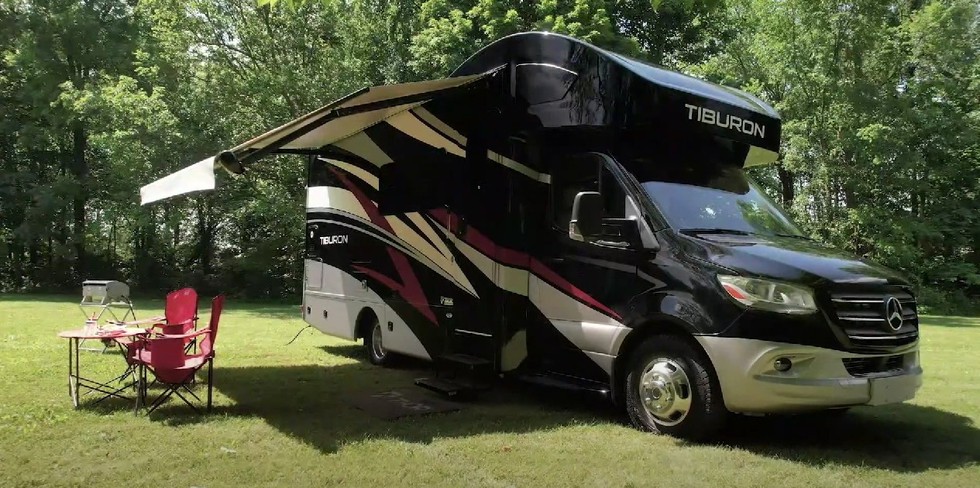 Mercedes-Benz Sprinter độ thành nhà 5 gian di động đủ cho 5 người sống du mục - Ảnh 2. Mercedes-Benz Sprinter độ thành nhà 5 gian di động đủ cho 5 người sống du mục - Ảnh 2.