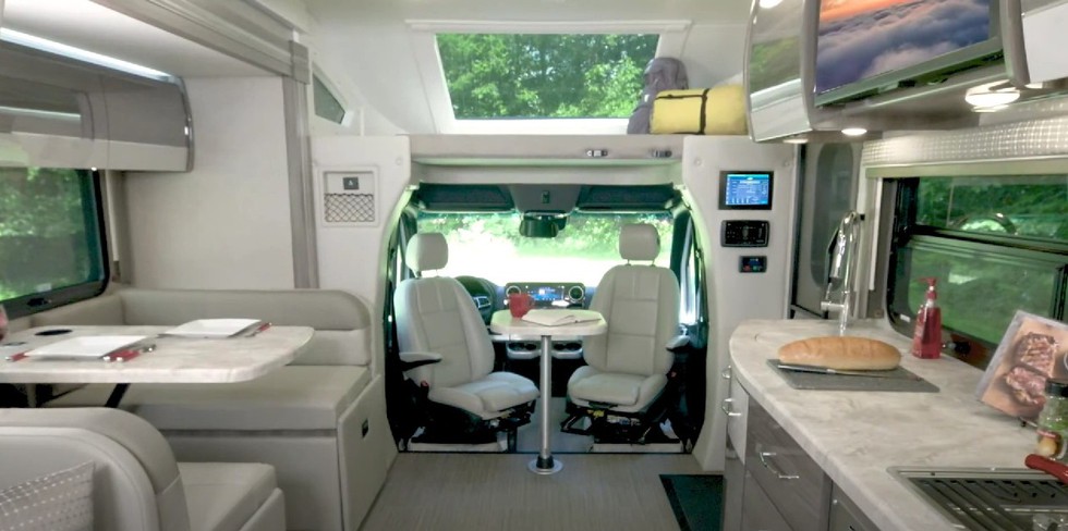 Mercedes-Benz Sprinter độ thành nhà 5 gian di động đủ cho 5 người sống du mục - Ảnh 3. Mercedes-Benz Sprinter độ thành nhà 5 gian di động đủ cho 5 người sống du mục - Ảnh 3.