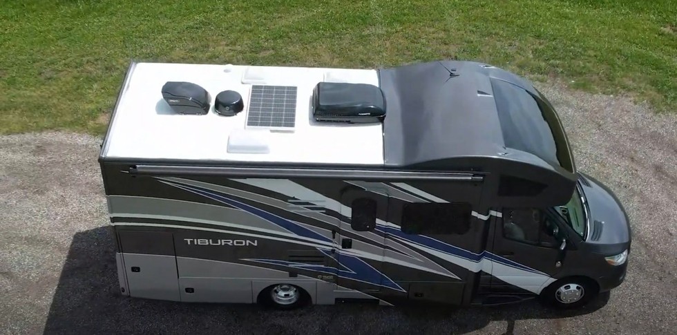 Mercedes-Benz Sprinter độ thành nhà 5 gian di động đủ cho 5 người sống du mục - Ảnh 14. Mercedes-Benz Sprinter độ thành nhà 5 gian di động đủ cho 5 người sống du mục - Ảnh 14.