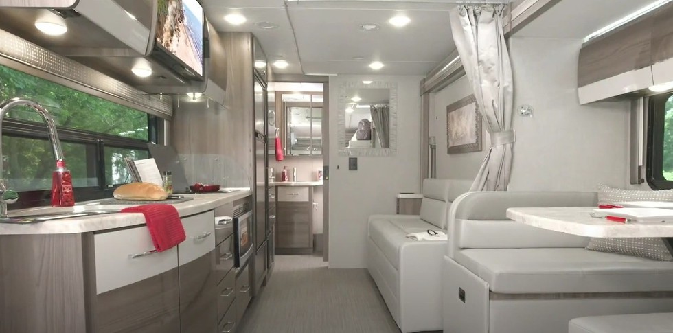 Mercedes-Benz Sprinter độ thành nhà 5 gian di động đủ cho 5 người sống du mục - Ảnh 4. Mercedes-Benz Sprinter độ thành nhà 5 gian di động đủ cho 5 người sống du mục - Ảnh 4.