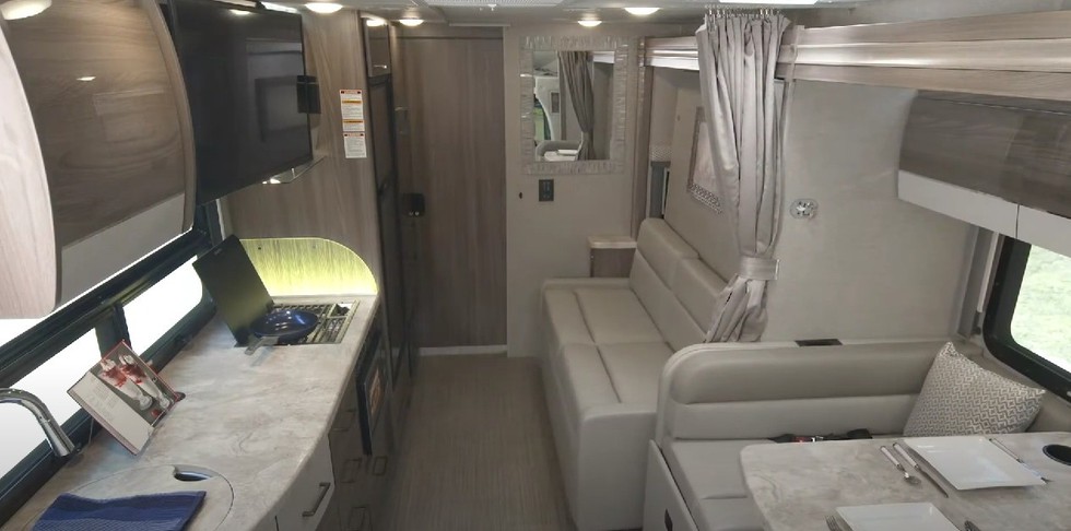 Mercedes-Benz Sprinter độ thành nhà 5 gian di động đủ cho 5 người sống du mục - Ảnh 9. Mercedes-Benz Sprinter độ thành nhà 5 gian di động đủ cho 5 người sống du mục - Ảnh 9.
