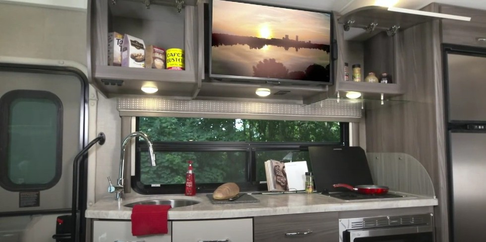 Mercedes-Benz Sprinter độ thành nhà 5 gian di động đủ cho 5 người sống du mục - Ảnh 7. Mercedes-Benz Sprinter độ thành nhà 5 gian di động đủ cho 5 người sống du mục - Ảnh 7.