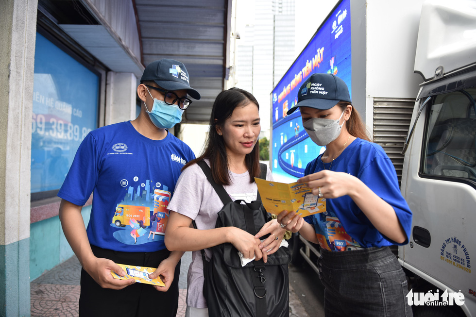 Chuyến xe ‘Không tiền mặt’ đến với tiểu thương các chợ truyền thống tại TP.HCM - Ảnh 4.