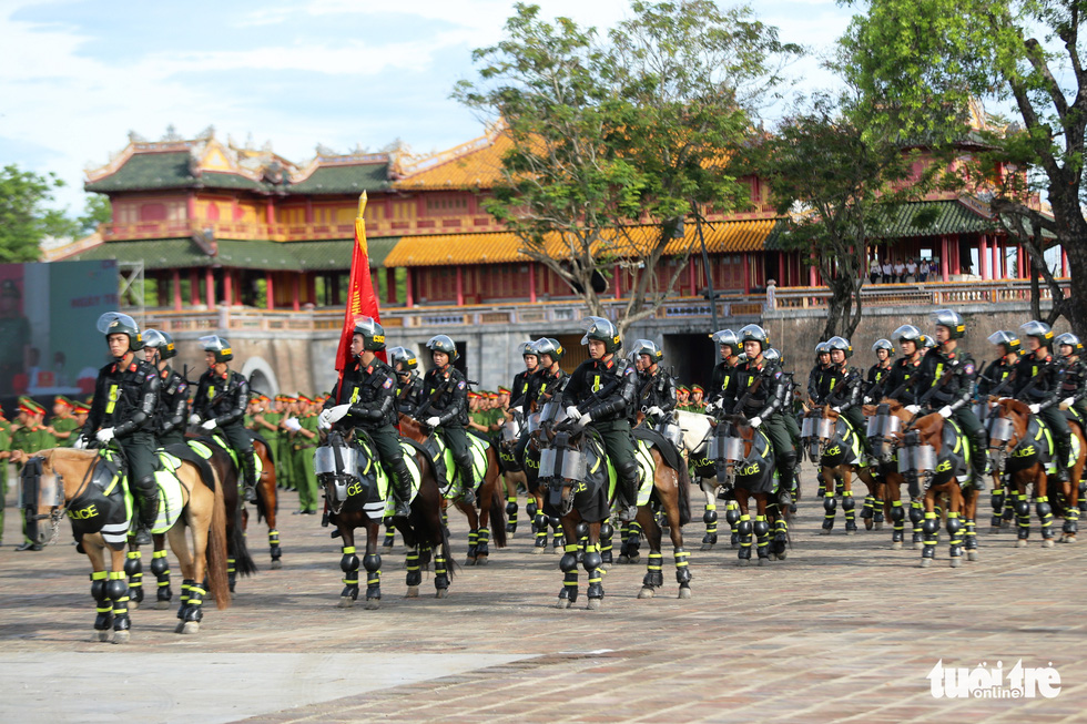 Ngắm kỵ binh diễu hành, cảnh sát biểu diễn bắn súng, võ thuật trước Đại Nội Huế - Ảnh 1.