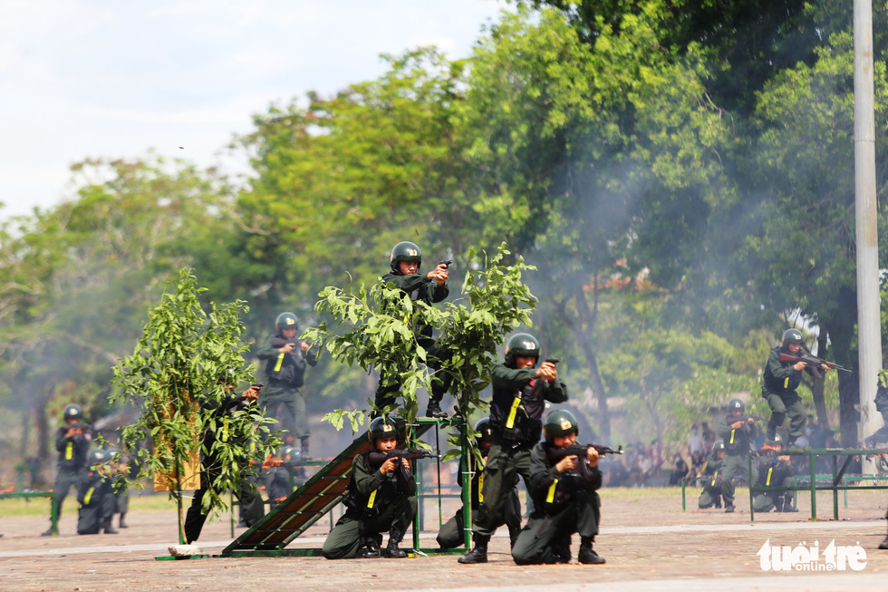 Ngắm kỵ binh diễu hành, cảnh sát biểu diễn bắn súng, võ thuật trước Đại Nội Huế - Ảnh 6.