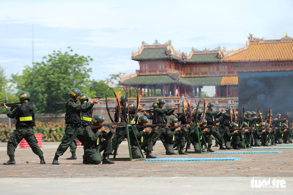 Ngắm kỵ binh diễu hành, cảnh sát biểu diễn bắn súng, võ thuật trước Đại Nội Huế - Ảnh 7.