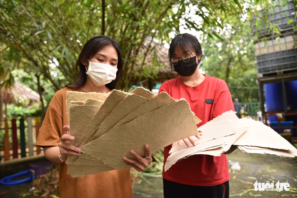 Những tờ giấy đầu tiên làm từ phân voi ở Thảo cầm viên Sài Gòn - Ảnh 1.