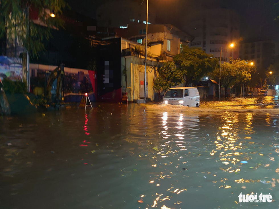 Từ chiều tối 5-7, Hà Nội mưa như trút nước, có nơi 250mm, đường ngập, cây đổ, xe kẹt... - Ảnh 3.