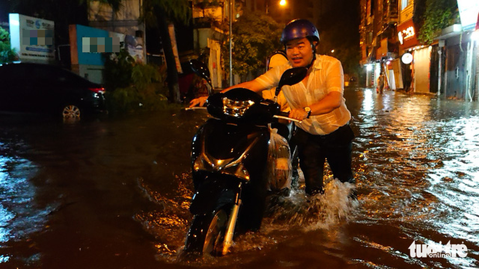 Từ chiều tối 5-7, Hà Nội mưa như trút nước, có nơi 250mm, đường ngập, cây đổ, xe kẹt... - Ảnh 4.