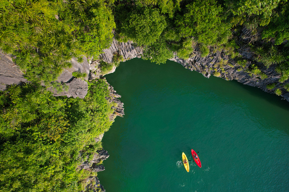 Go to Lan Ha Bay to kayak, explore Ang Mat - paradise among the world - Photo 2.