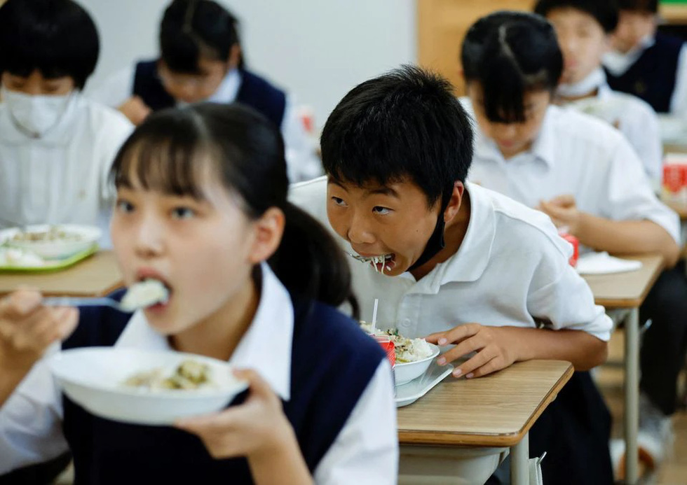 Áp lực lạm phát tại Nhật Bản nhìn từ khẩu phần ăn bị cắt giảm ở trường học - Ảnh 1.