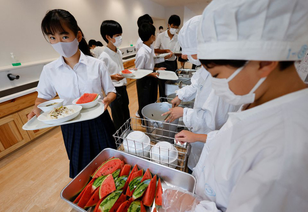 Áp lực lạm phát tại Nhật Bản nhìn từ khẩu phần ăn bị cắt giảm ở trường học - Ảnh 5.
