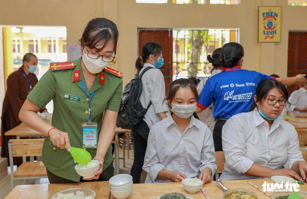 Trắng đêm lo hơn 5.300 suất cơm ‘tiếp sức’ cho sĩ tử thi tốt nghiệp THPT 2022 - Ảnh 5.