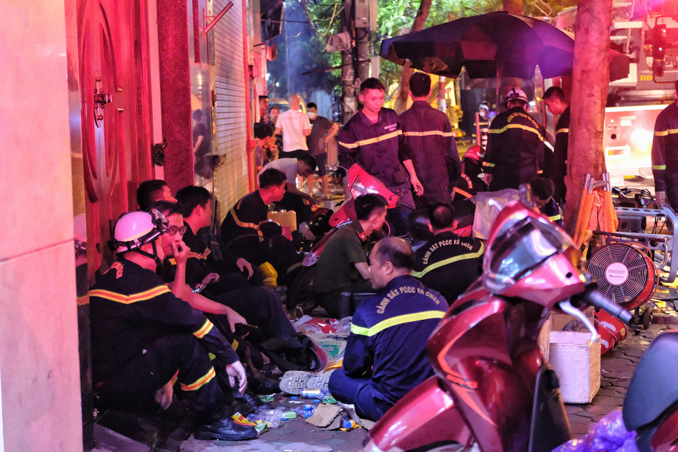 Nhiều chiến sĩ kiệt sức sau gần 9 giờ dập lửa quán karaoke ở Hà Nội - Ảnh 9.