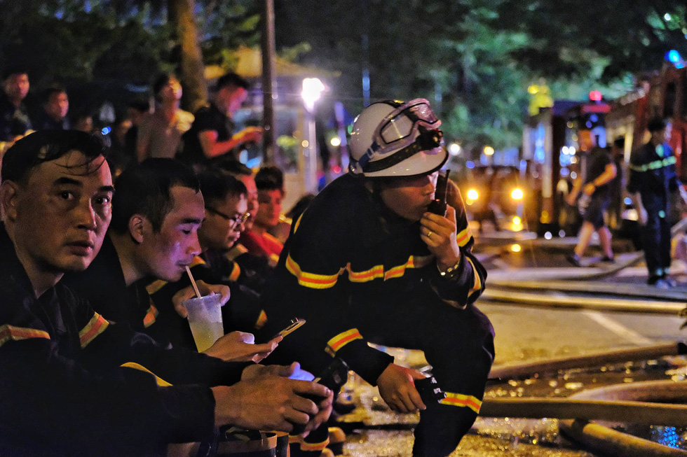 Nhiều chiến sĩ kiệt sức sau gần 9 giờ dập lửa quán karaoke ở Hà Nội - Ảnh 8.