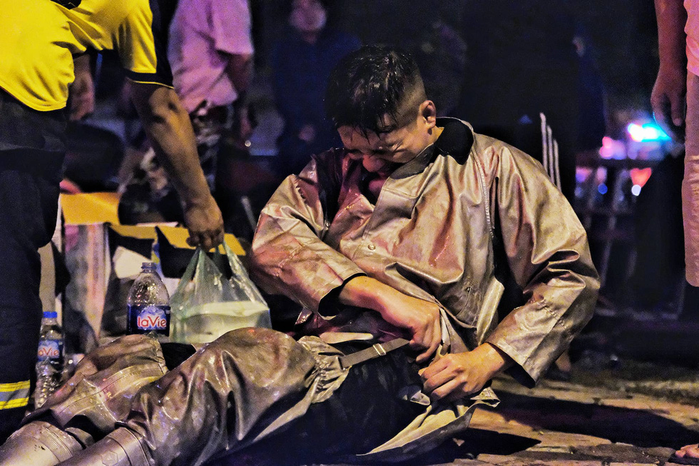 Nhiều chiến sĩ kiệt sức sau gần 9 giờ dập lửa quán karaoke ở Hà Nội - Ảnh 6.