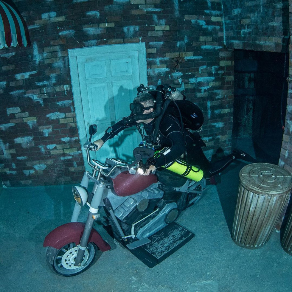 Garage độc đáo trong lòng bể bơi sâu nhất thế giới - Ảnh 12.