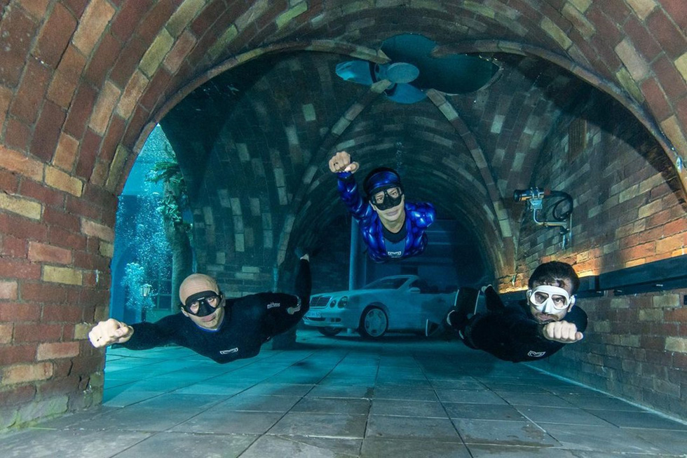 Garage độc đáo trong lòng bể bơi sâu nhất thế giới - Ảnh 6.