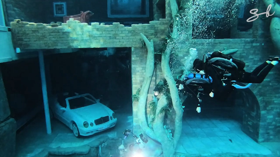 Garage độc đáo trong lòng bể bơi sâu nhất thế giới - Ảnh 4.