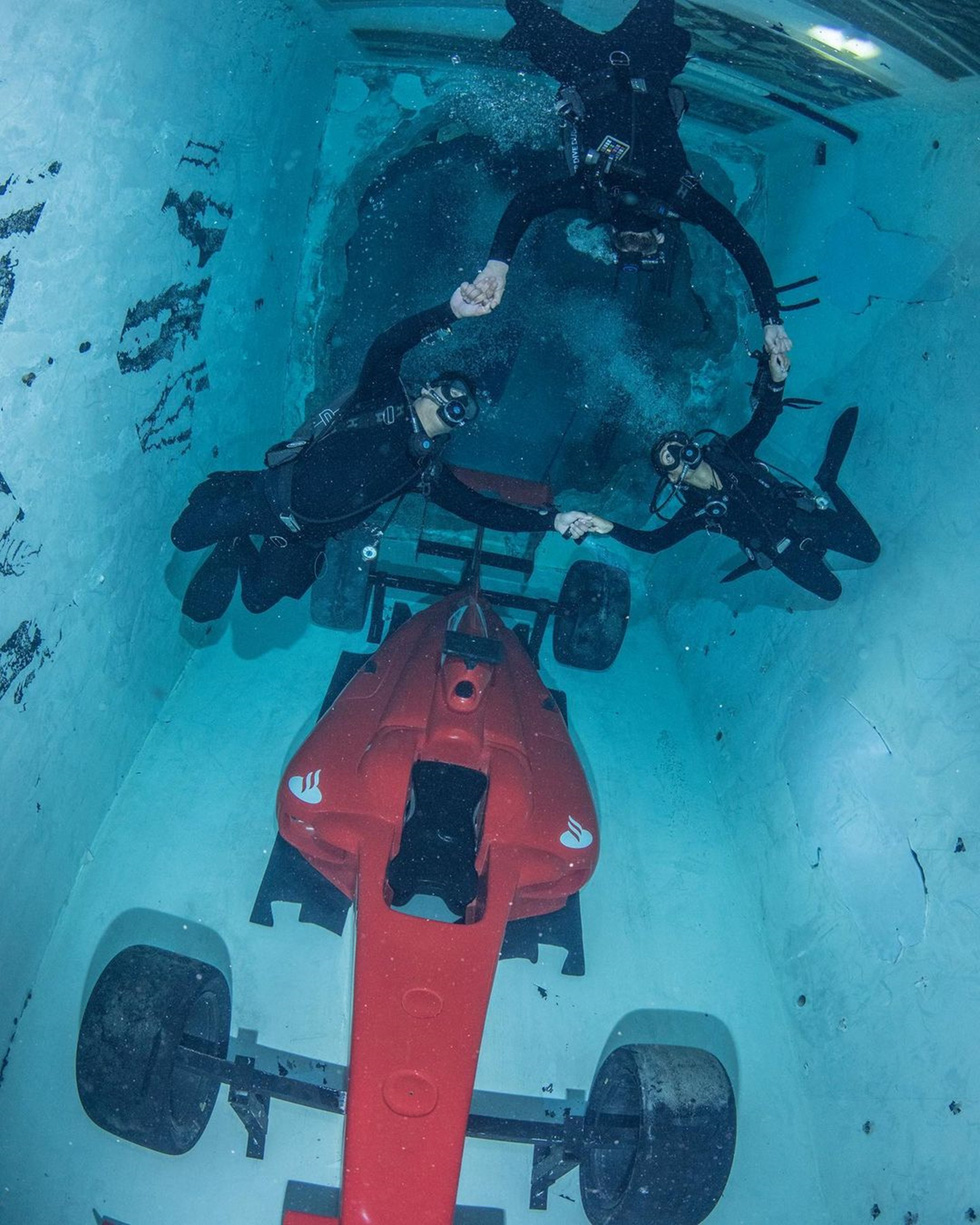 Garage độc đáo trong lòng bể bơi sâu nhất thế giới - Ảnh 10.