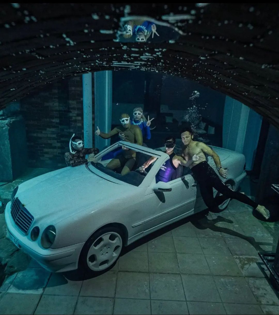 Garage độc đáo trong lòng bể bơi sâu nhất thế giới - Ảnh 7.