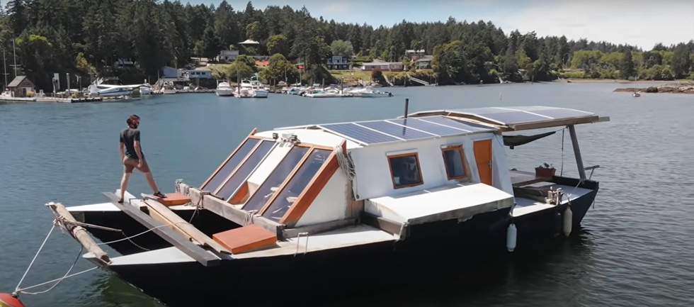 Nhà di động trên mặt nước độ từ thuyền cũ nát, dùng pin mặt trời, có Internet vệ tinh - Ảnh 1.
