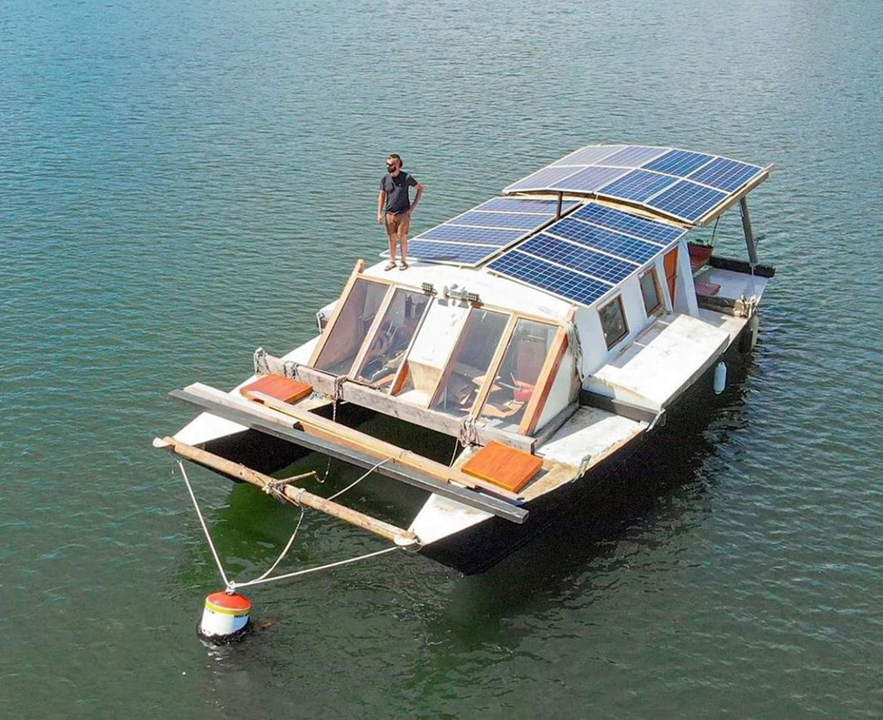 Nhà di động trên mặt nước độ từ thuyền cũ nát, dùng pin mặt trời, có Internet vệ tinh - Ảnh 5.