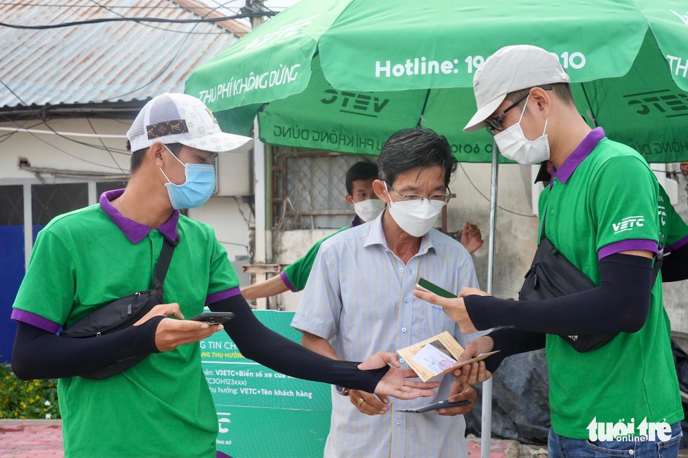 Ghi nhận ngày đầu chính thức thu phí không dừng - Ảnh 9. Ghi nhận ngày đầu chính thức thu phí không dừng - Ảnh 9.