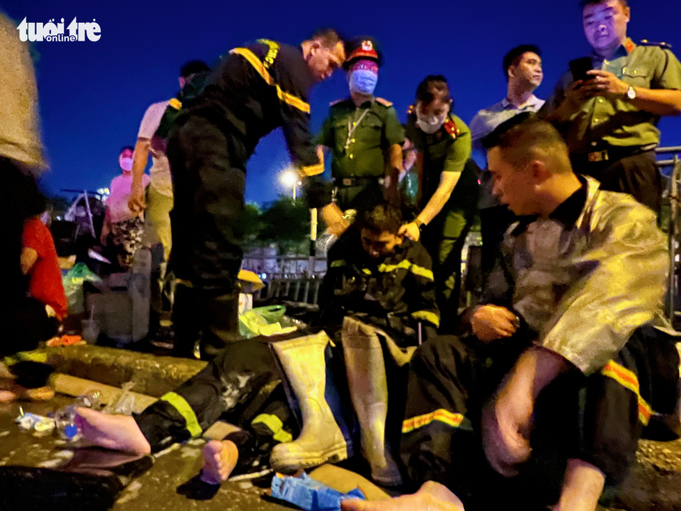 Nhiều chiến sĩ kiệt sức sau gần 9 giờ dập lửa quán karaoke ở Hà Nội - Ảnh 1.