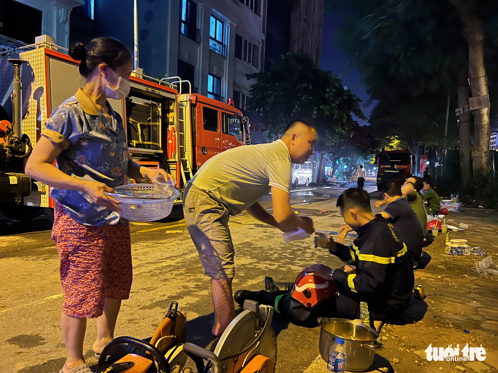 Nhiều chiến sĩ kiệt sức sau gần 9 giờ dập lửa quán karaoke ở Hà Nội - Ảnh 5.